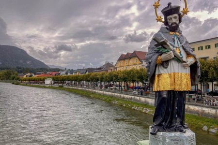 Rivier de Traun loopt door het stadje